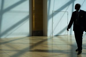 un homme assure la sécurité d'un musée